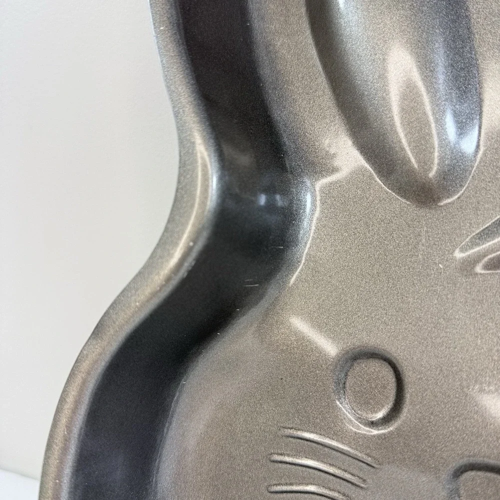 VTG 1998 Wilton Bunny Rabbit Cake Pan Easter Aluminum Mold #2105-1518 13.5